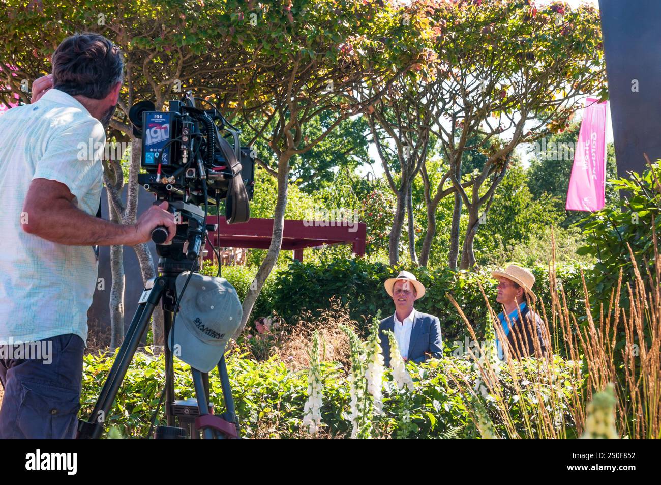 I giardinieri televisivi Joe Swift e Monty Don sono stati girati al 2017 Hampton Court Flower Show. Foto Stock