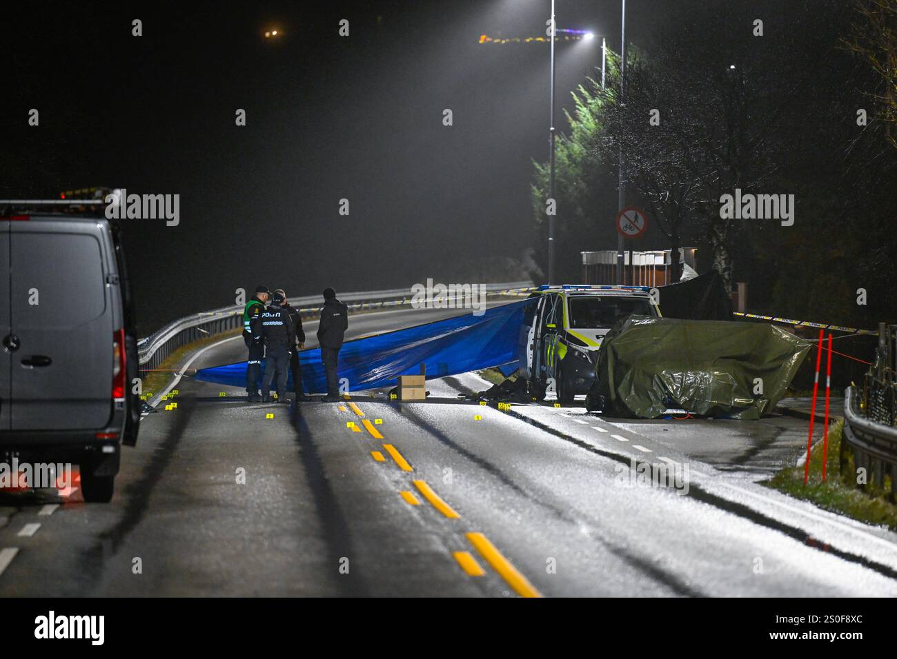 Klepp 20241228. La polizia lavora sulla scena dopo che un uomo di 40 anni e due agenti di polizia sono rimasti feriti in una sparatoria a Klepp in Rogaland sabato sera. L'uomo di 40 anni e uno degli agenti di polizia furono gravemente feriti e in seguito morirono a causa delle loro ferite. Foto: Carina Johansen / NTB Foto Stock