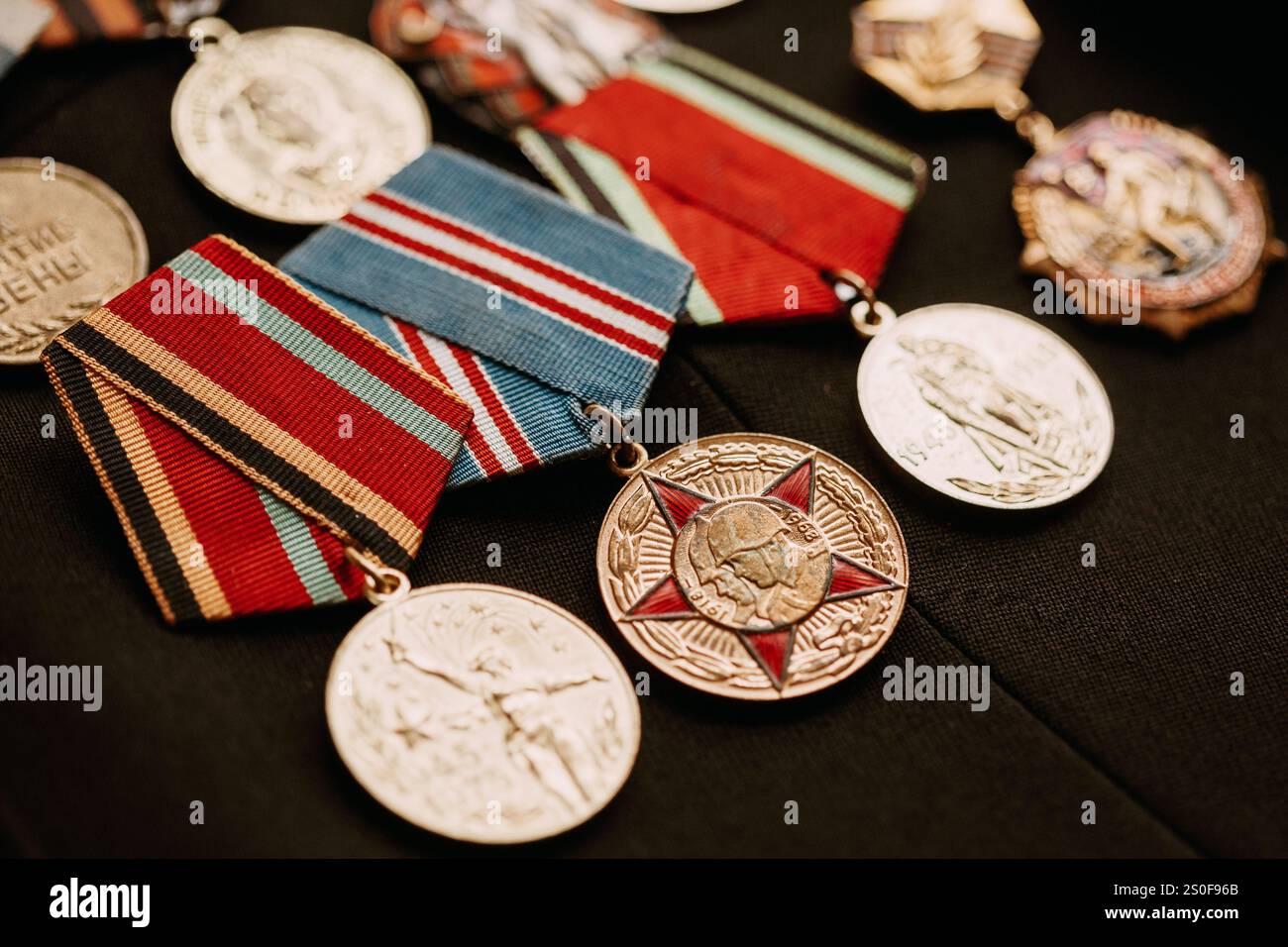 Medaglie di anniversario di Una vittoria nella grande Guerra Patriottica su Un cappotto Foto Stock