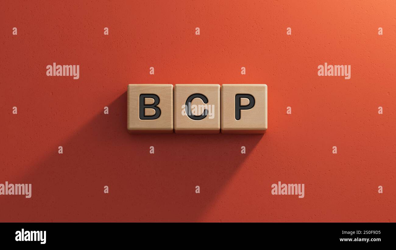 Blocchi e cubi di legno chiaro con il testo BCP Business Continuity Plan.primo piano di elementi in legno,Business Concept.rendering 3D su sfondo rosso. Foto Stock