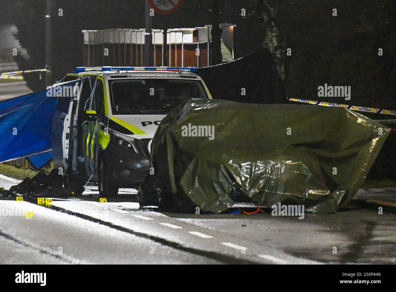 Klepp 20241228. La polizia lavora sulla scena dopo che un uomo di 40 anni e due agenti di polizia sono rimasti feriti in una sparatoria a Klepp in Rogaland sabato sera. L'uomo di 40 anni e uno degli agenti di polizia furono gravemente feriti e in seguito morirono a causa delle loro ferite. Foto: Carina Johansen / NTB Foto Stock
