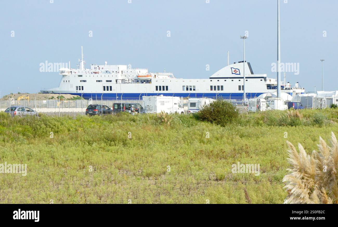 IMMAGINI: Al mare, St Nazaire-Gijon. 28 dicembre 2024: Guardate indietro al traghetto NORMAN ATLANTIC che ha bruciato esattamente 10 anni fa, nella notte tra il 27 e il 28 dicembre 2014 al largo della costa albanese, causando la morte di almeno 30 persone (19 ancora dispersi), di cui 2 soccorritori, il ferimento di 64 passeggeri/equipaggio. Di proprietà dei traghetti italiani della linea Visemar, noleggiati dalla Greek Anek Lines, la nave moderna, costruita 5 anni prima, prese fuoco in garage a causa della presenza di camion durante la navigazione, il che è proibito. La nave era appena stata ispezionata una settimana prima e sono state riscontrate delle carenze... credito: KEVIN IZORCE/Alamy Live News Foto Stock
