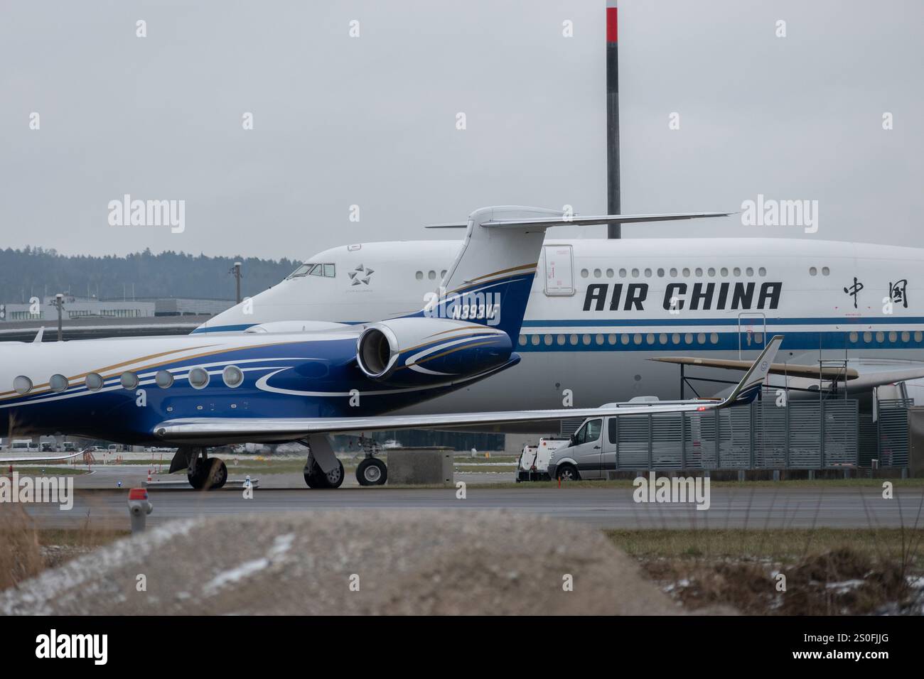 Zurigo, Svizzera, 15 gennaio 2024 N-939VF Sun Air Jets Gulfstream G500 Aircraft parcheggia di fronte a un Boeing 747-89L Jumbo Cina durante la Foto Stock