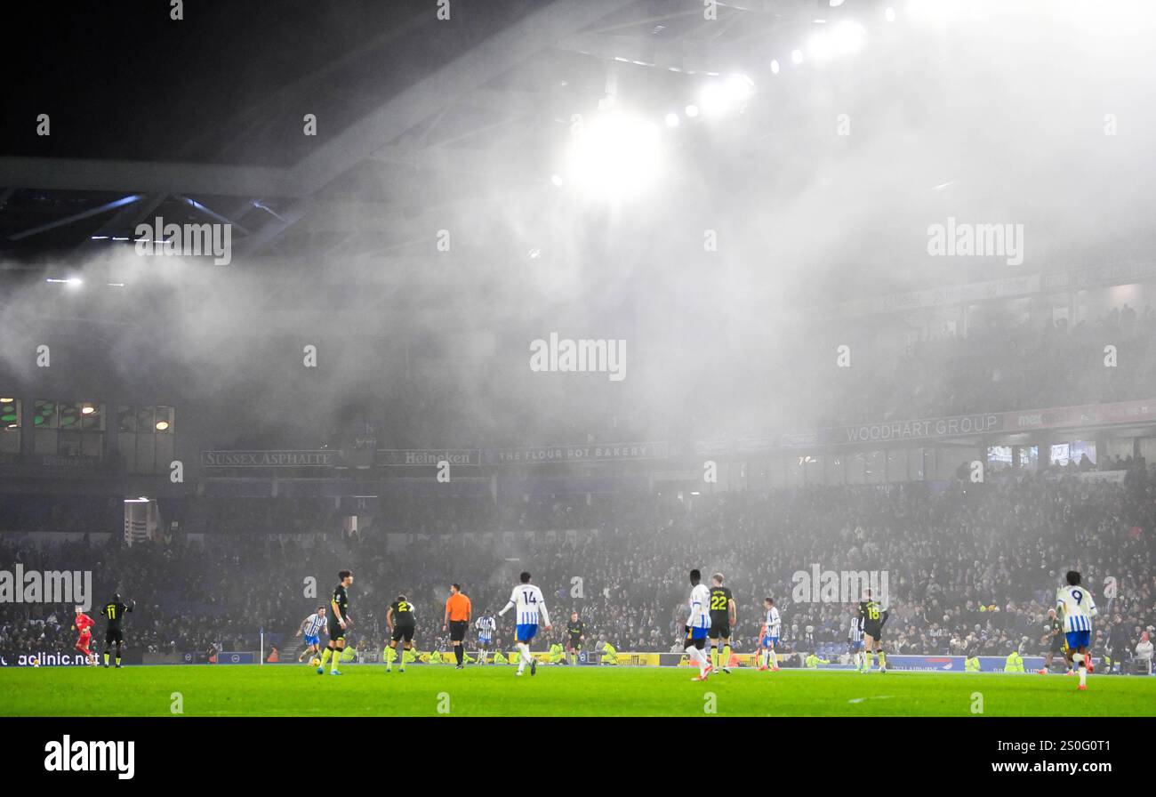 Una nebbia vorticosa durante la partita di Premier League tra Brighton e Hove Albion e Brentford all'American Express Stadium , Brighton , Regno Unito - 27 dicembre 2024 foto Simon Dack / Telephoto Images solo uso editoriale. Niente merchandising. Per le immagini di calcio si applicano restrizioni fa e Premier League inc. Non è consentito l'utilizzo di Internet/dispositivi mobili senza licenza FAPL. Per ulteriori dettagli, contattare Football Dataco Foto Stock