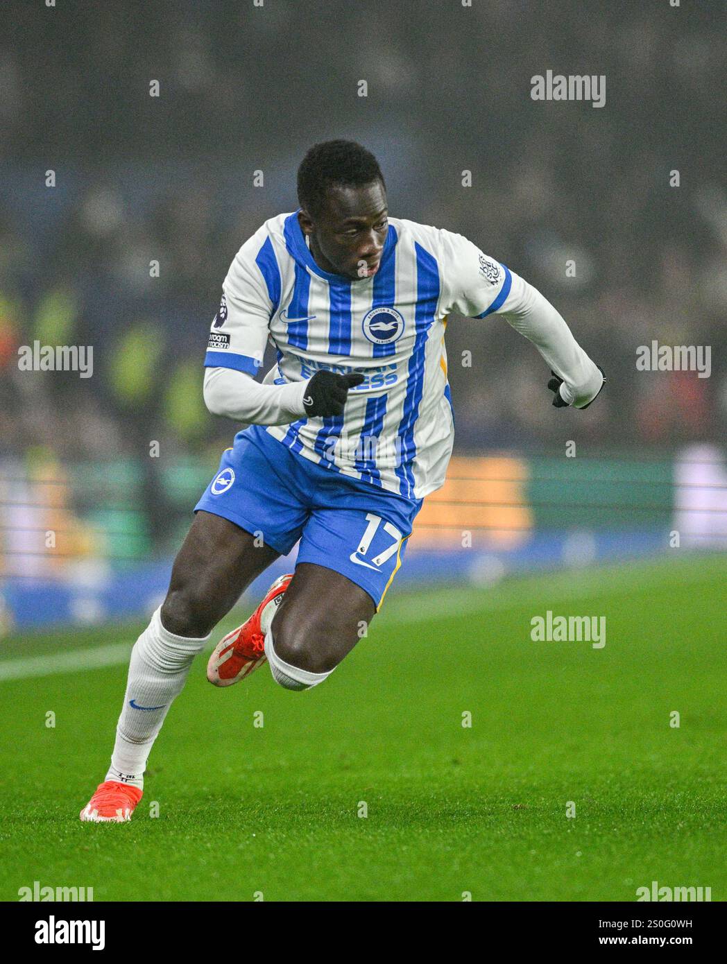 Yankuba Minteh di Brighton durante la partita di Premier League tra Brighton e Hove Albion e Brentford all'American Express Stadium di Brighton, Regno Unito - 27 dicembre 2024 foto Simon Dack / Telephoto Images solo uso editoriale. Niente merchandising. Per le immagini di calcio si applicano restrizioni fa e Premier League inc. Non è consentito l'utilizzo di Internet/dispositivi mobili senza licenza FAPL. Per ulteriori dettagli, contattare Football Dataco Foto Stock