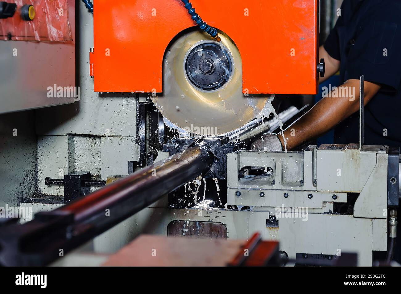 lavorare con la macchina di taglio Foto Stock