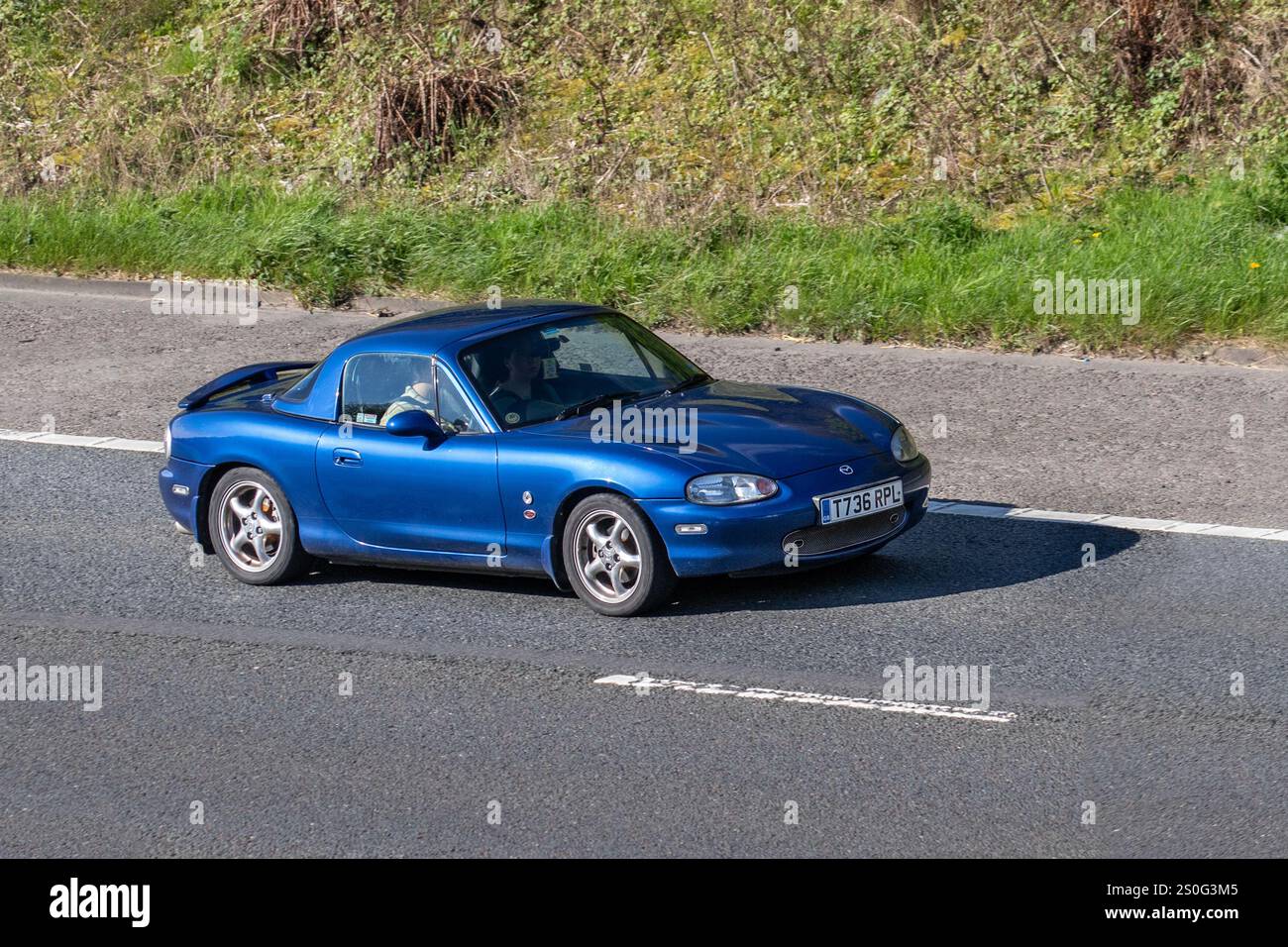 1999 90 anni Novanta Mazda MX-5 10th Anniversary Hardtop due porte 1839cc. Auto sportiva; viaggiando sull'autostrada M6, Regno Unito Foto Stock