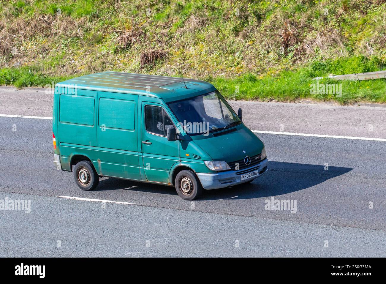 2002 Verde Mercedes Sprinter 208 CDI SWB manuale, furgone con trazione posteriore; viaggiare sull'autostrada M6, Regno Unito Foto Stock