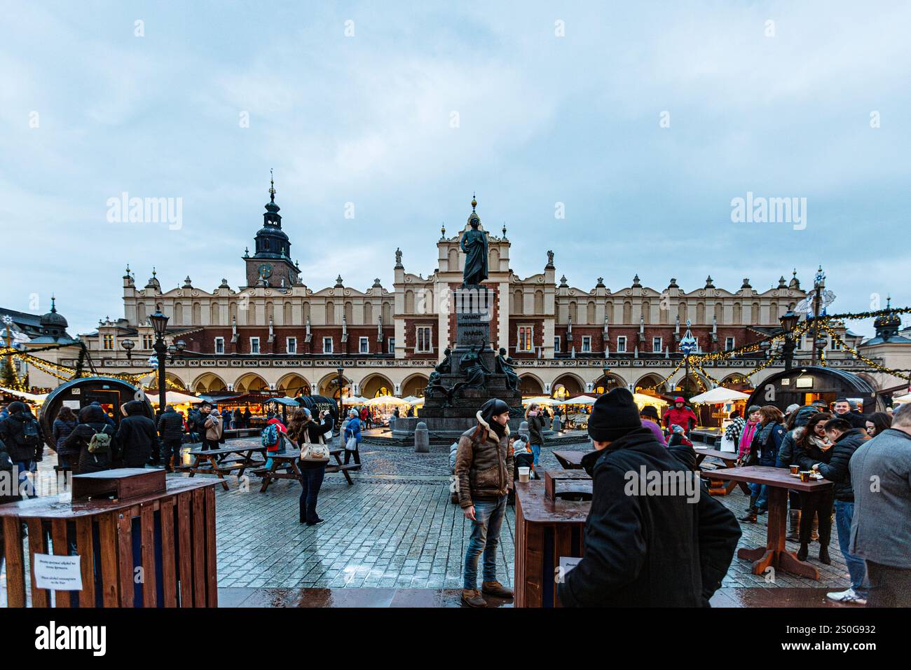 Festa della piazza del mercato con il monumento ad Adam Mickiewicz Foto Stock