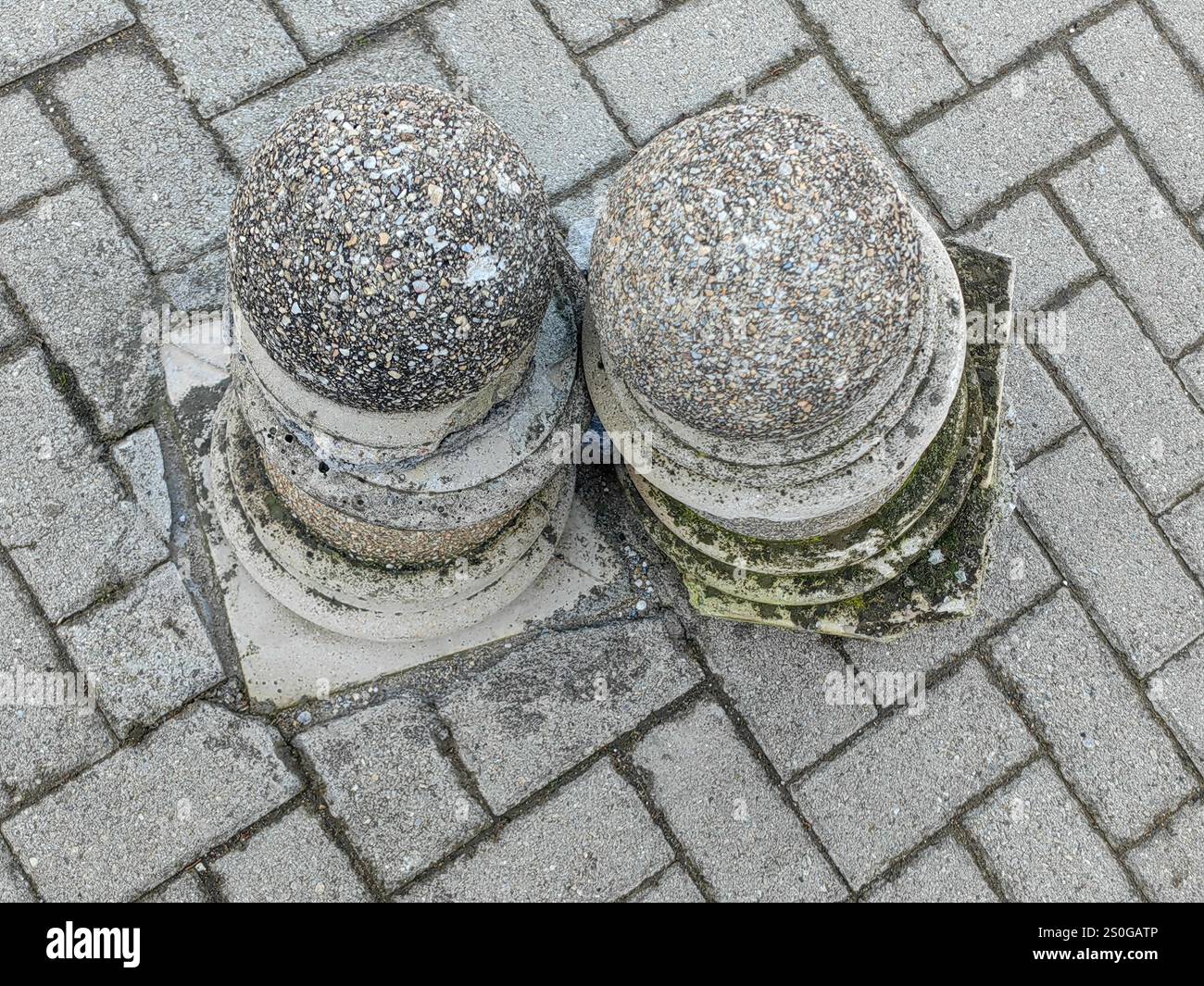 Appoggiati su di me: Street Love e Abstract Pawns. Ripresa dall'alto. Scacchi di strada. Foto Stock