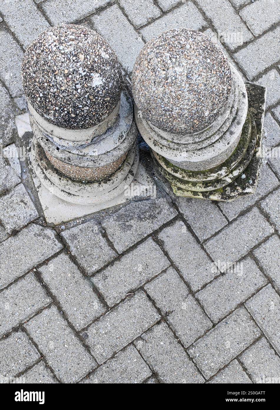 Appoggiati su di me: Street Love e Abstract Pawns. Ripresa dall'alto. Scacchi di strada. Foto Stock