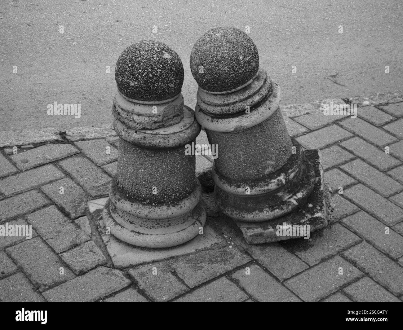 Appoggiati su di me: Street Love e Abstract Pawns Foto Stock