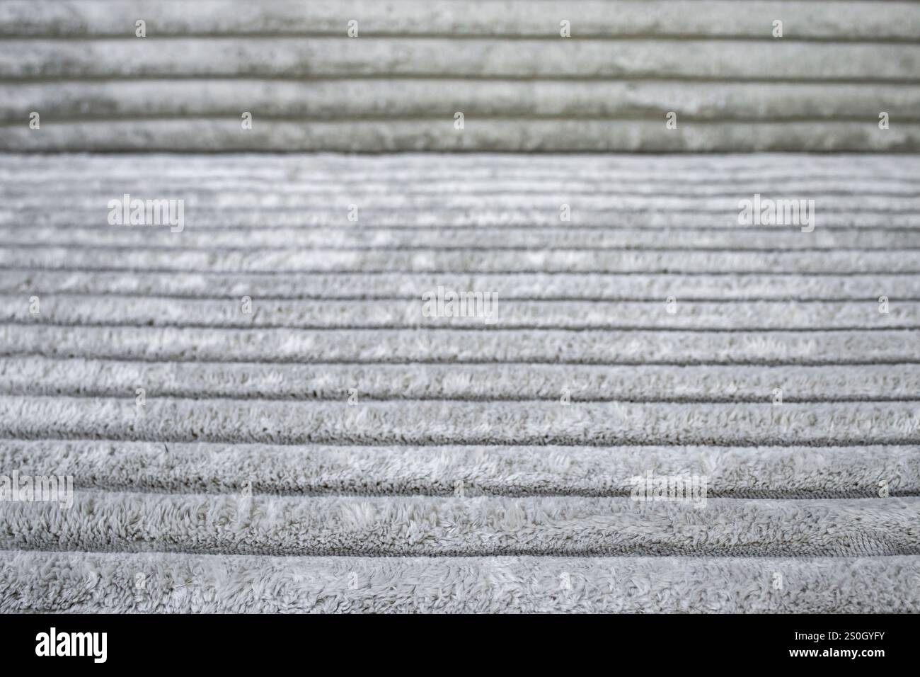 Tappezzeria in velluto velluto grigio con fibre spesse, sfondo con linee orizzontali, texture astratta Foto Stock