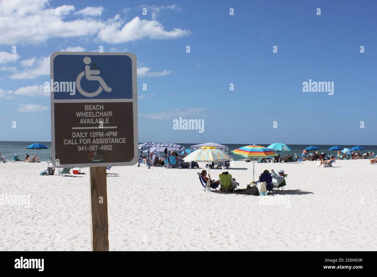 Bradenton Beach FL - 4 novembre 2024: Scena in spiaggia il giorno della soleggiata Bradenton Beach Florida Foto Stock