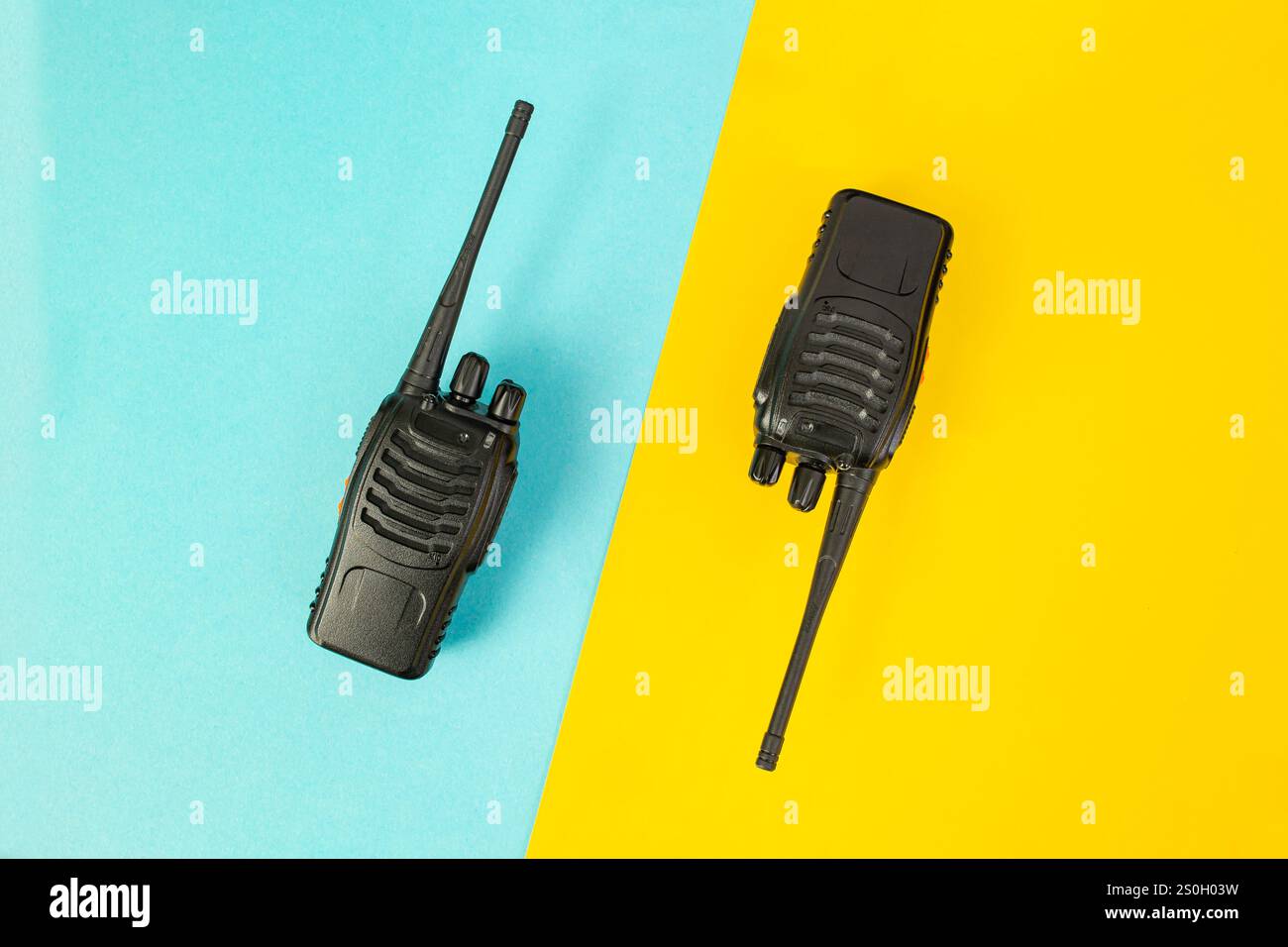 Due walkie talkie in plastica nera blu e giallo Foto Stock