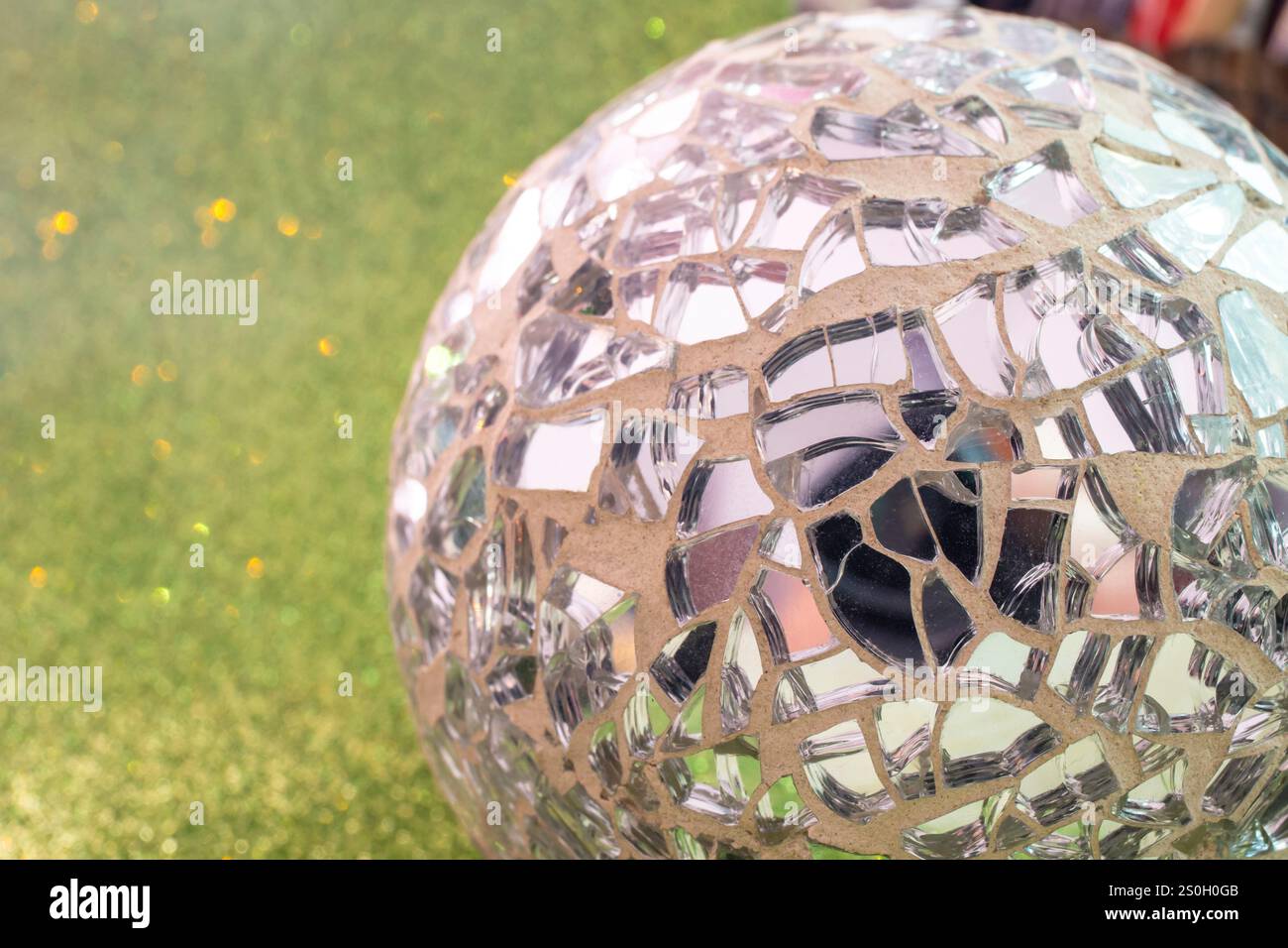 Sfera da discoteca realizzata in frammenti di specchio irregolari, sfondo astratto, messa a fuoco morbida Foto Stock