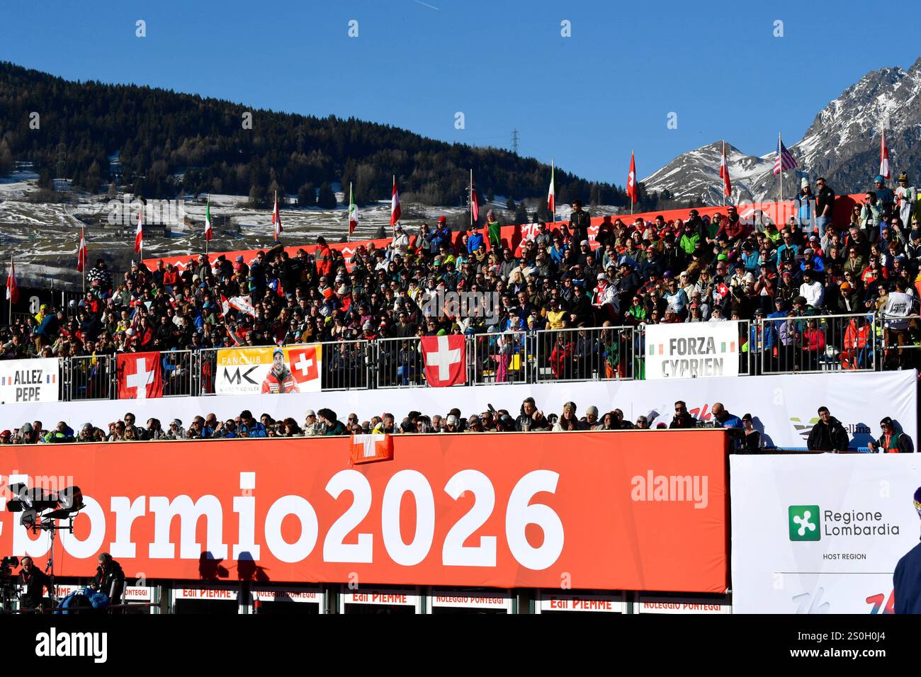 Bormio, Italia. 28 dicembre 2024. tribuna audi fis ski woeld cuo Bormio durante AUDI FIS Ski World Cup - Downhill - uomini, gara di sci alpino a Bormio, Italia, dicembre 28 2024 credito: Agenzia fotografica indipendente/Alamy Live News Foto Stock