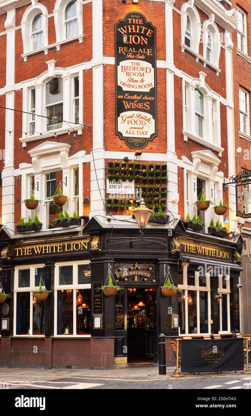 Esterno del Leone bianco Pub di Covent Garden di Londra, Inghilterra, Regno Unito Foto Stock
