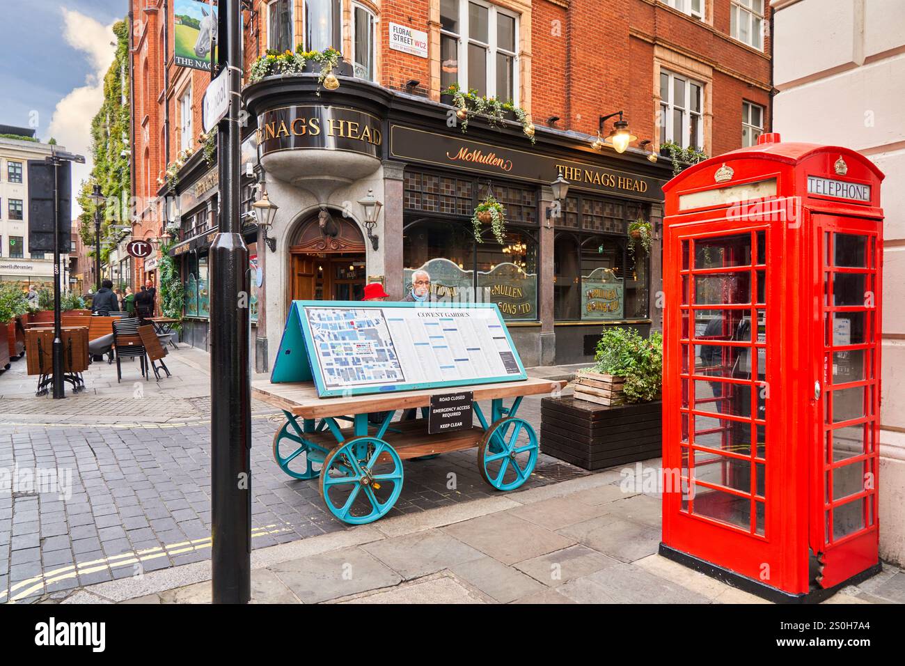 Cabine telefoniche rosse su James Street, The Covent Garden Market, Londra, Inghilterra, Regno Unito Foto Stock