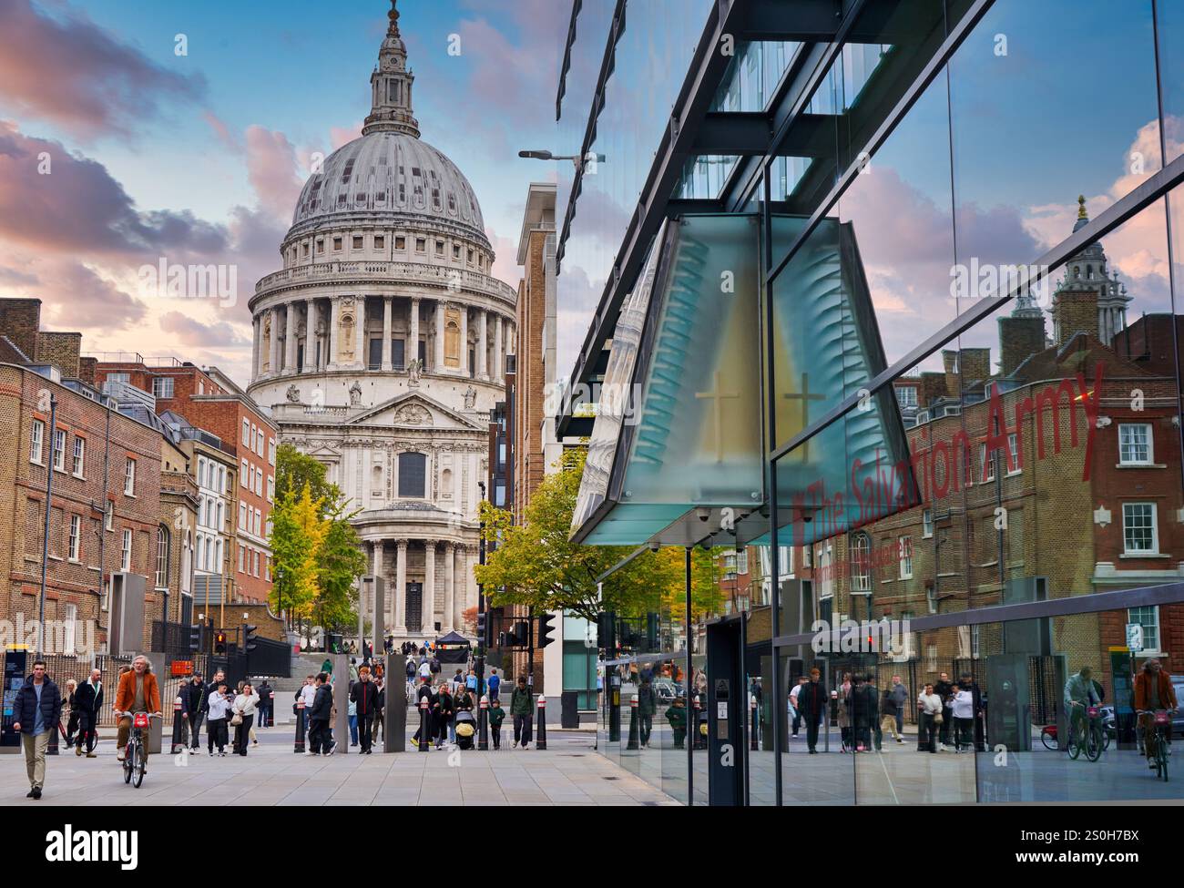 Il quartier generale internazionale dell'Esercito della salvezza, St Paul's Cathedral, Londra, Inghilterra, Regno Unito Foto Stock