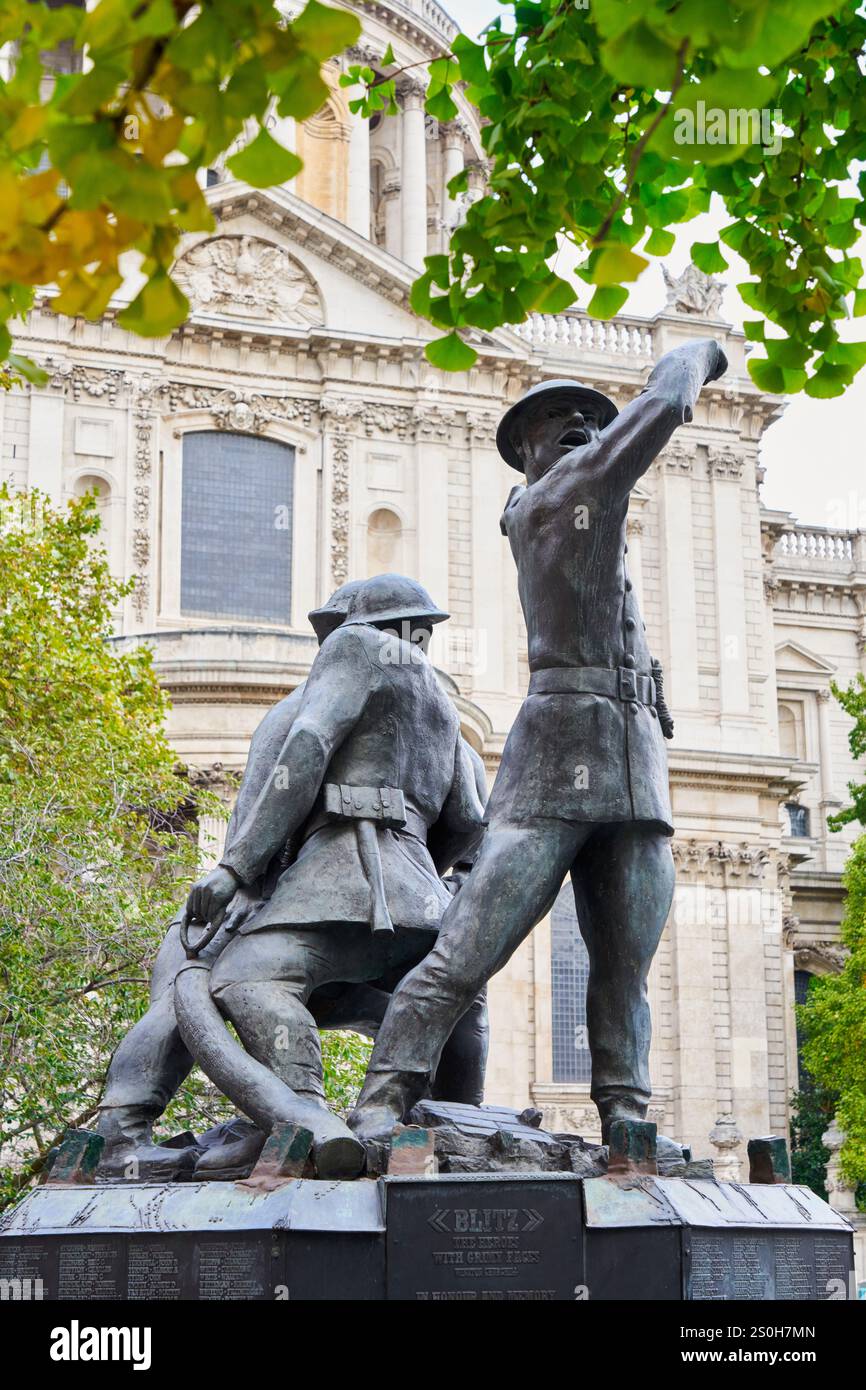 Blitz, National Firefighters Memorial, Peter's Hill, St Paul's Cathedral, Londra, Inghilterra, REGNO UNITO Foto Stock