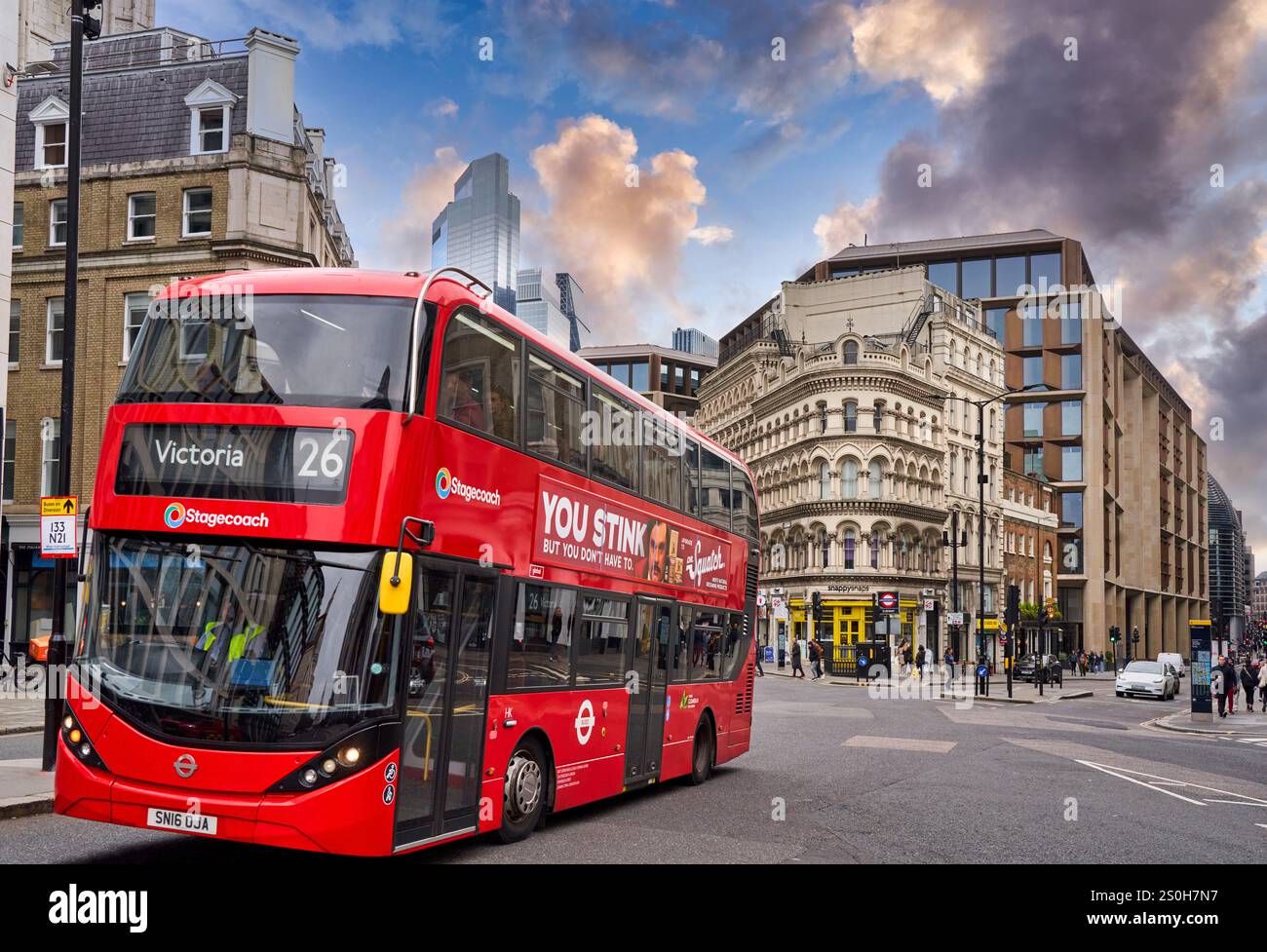 Autobus, City of London Financial District, Bloomberg Building, Albert Buildings, Cannon St con Queen Vitoria St, Londra, Inghilterra, Regno Unito Foto Stock