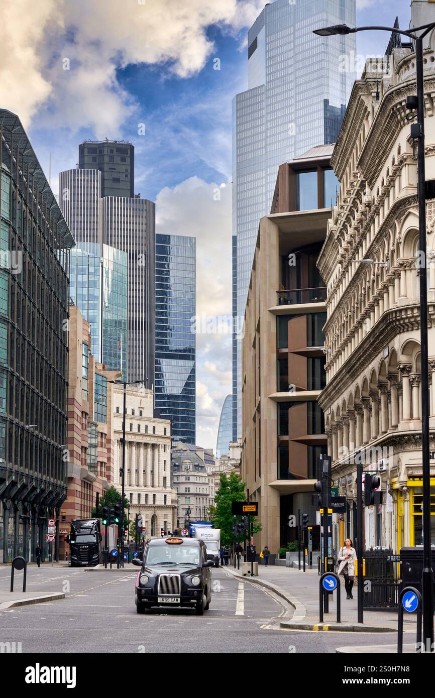 Taxi, City of London Financial District, Bloomberg Building, Albert Buildings, Cannon St con Queen Vitoria St, Londra, Inghilterra, Regno Unito Foto Stock
