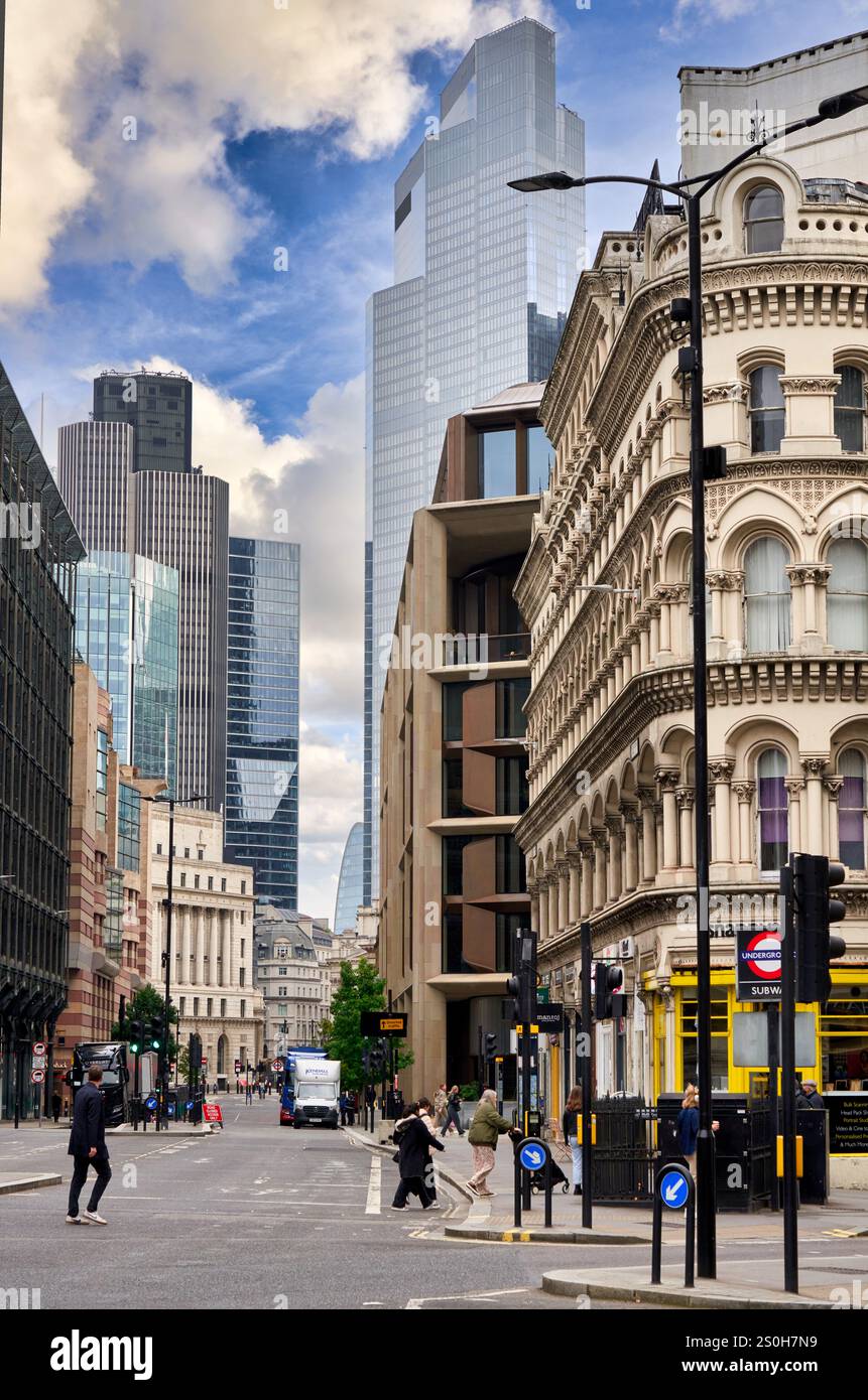 City of London Financial District, Bloomberg Building, Albert Buildings, Cannon St with Queen Vitoria St, Londra, Inghilterra, Regno Unito Foto Stock