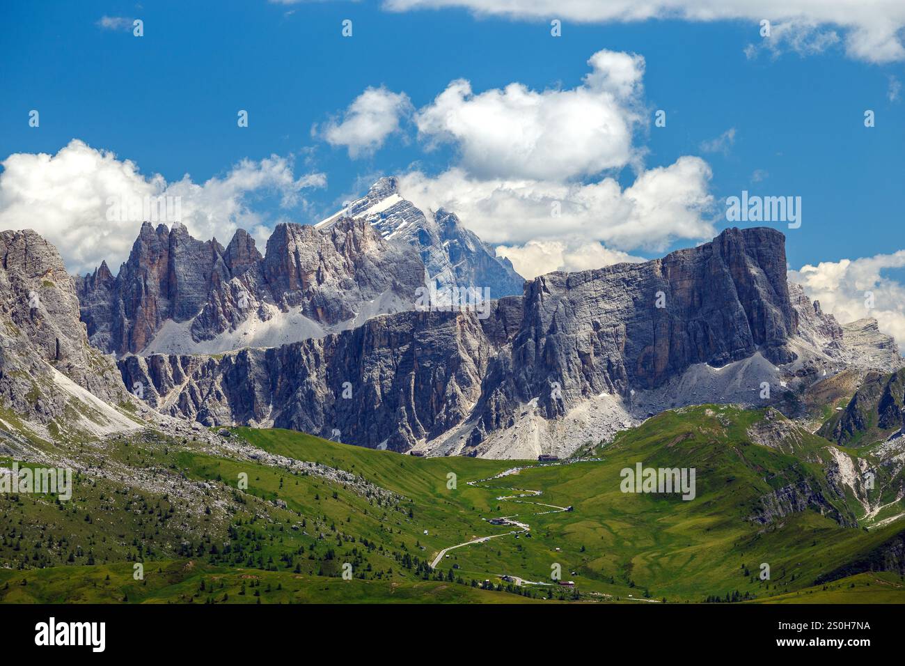 Vista sul Giau Pass. Sullo sfondo la parete del monte Lastoni di Formin, gruppo Croda da Lago. Dietro il picco di Antelao. Veneto. Alpi italiane. Europa. Foto Stock