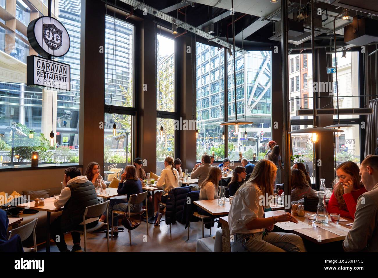 Brunch, Caravan City Restaurant Bar, Bloomberg Arcade, Canon St, edifici del quartiere finanziario, Londra, Inghilterra, Regno Unito Foto Stock