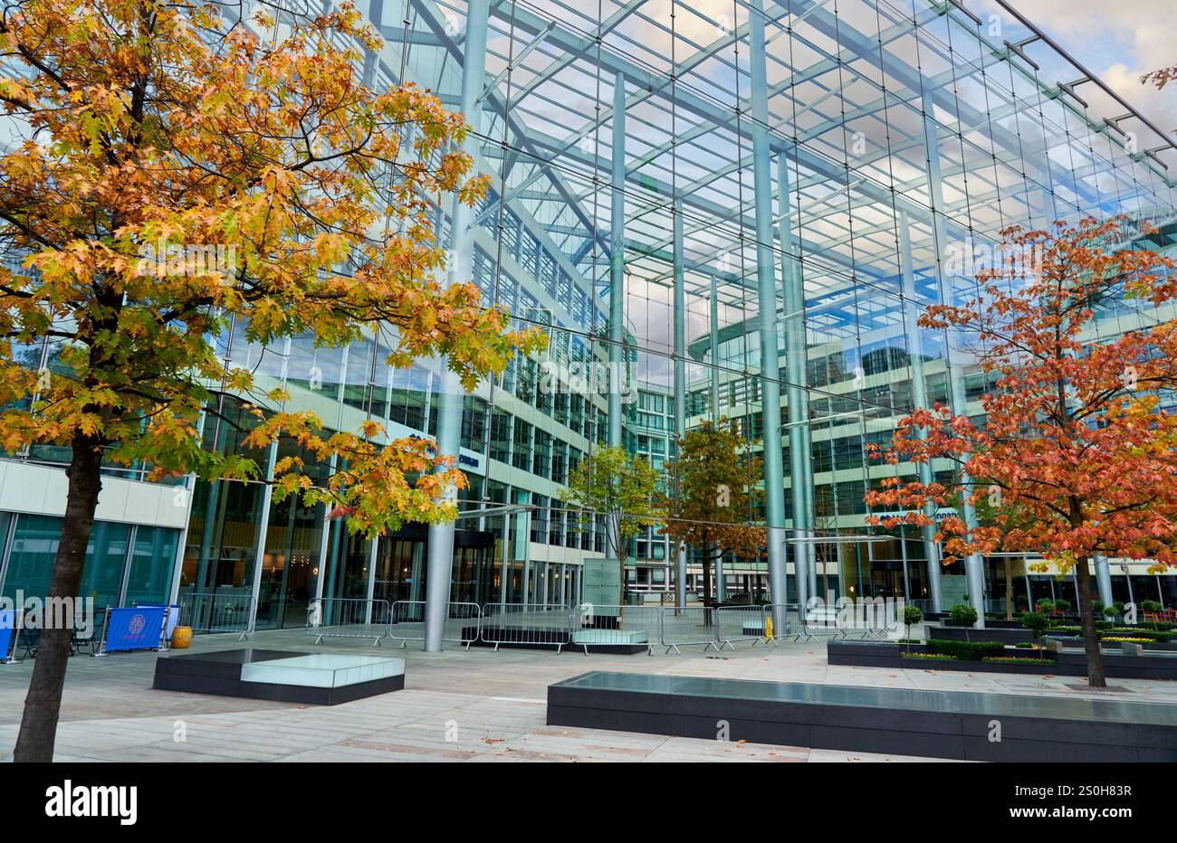 Tower Place, Lower Thames St, edifici del quartiere finanziario, Londra, Inghilterra, Regno Unito Foto Stock