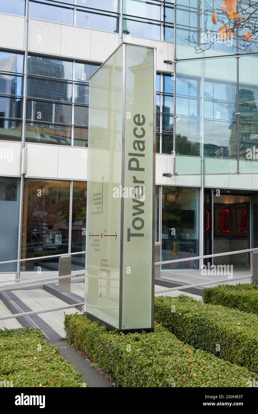 Tower Place, Lower Thames St, edifici del quartiere finanziario, Londra, Inghilterra, Regno Unito Foto Stock