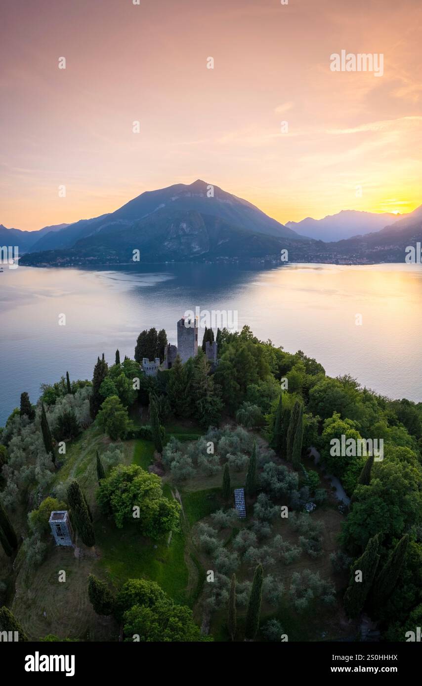 Veduta aerea del castello di Vezio, che domina il lago di Como e la città di Varenna al tramonto. Vezio, Perledo, Distretto di Lecco, Lombardia, Italia, Europa. Foto Stock