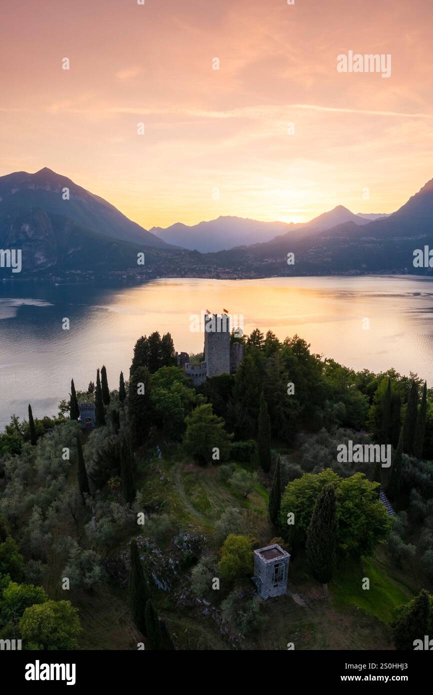Veduta aerea del castello di Vezio, che domina il lago di Como e la città di Varenna al tramonto. Vezio, Perledo, Distretto di Lecco, Lombardia, Italia, Europa. Foto Stock