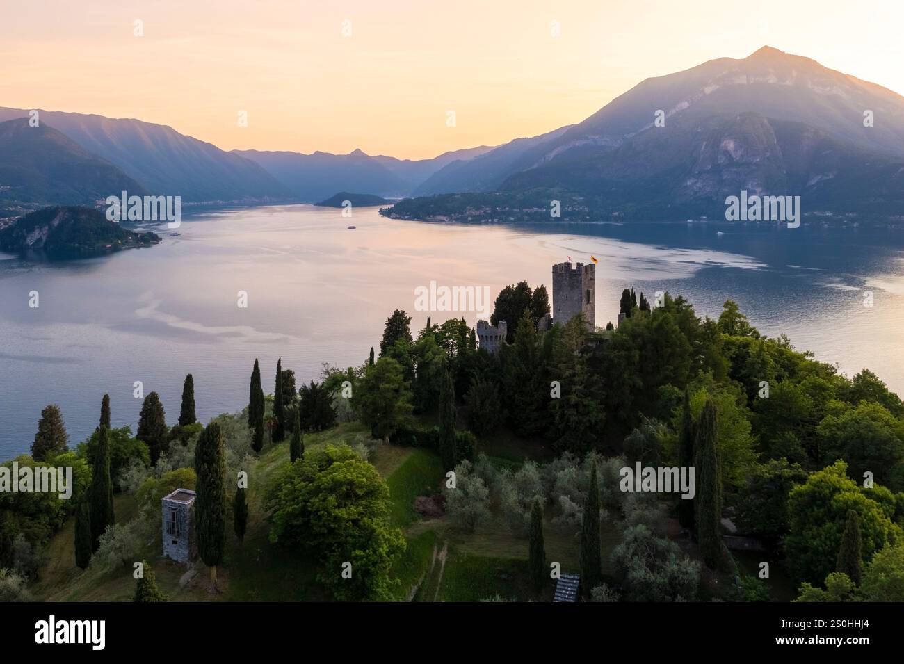 Veduta aerea del castello di Vezio, che domina il lago di Como e la città di Varenna al tramonto. Vezio, Perledo, Distretto di Lecco, Lombardia, Italia, Europa. Foto Stock