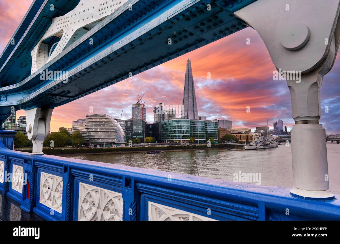 Fiume Tamigi, The Shard, City Hall, vista dal Tower Bridge, Londra, Inghilterra, Regno Unito Foto Stock