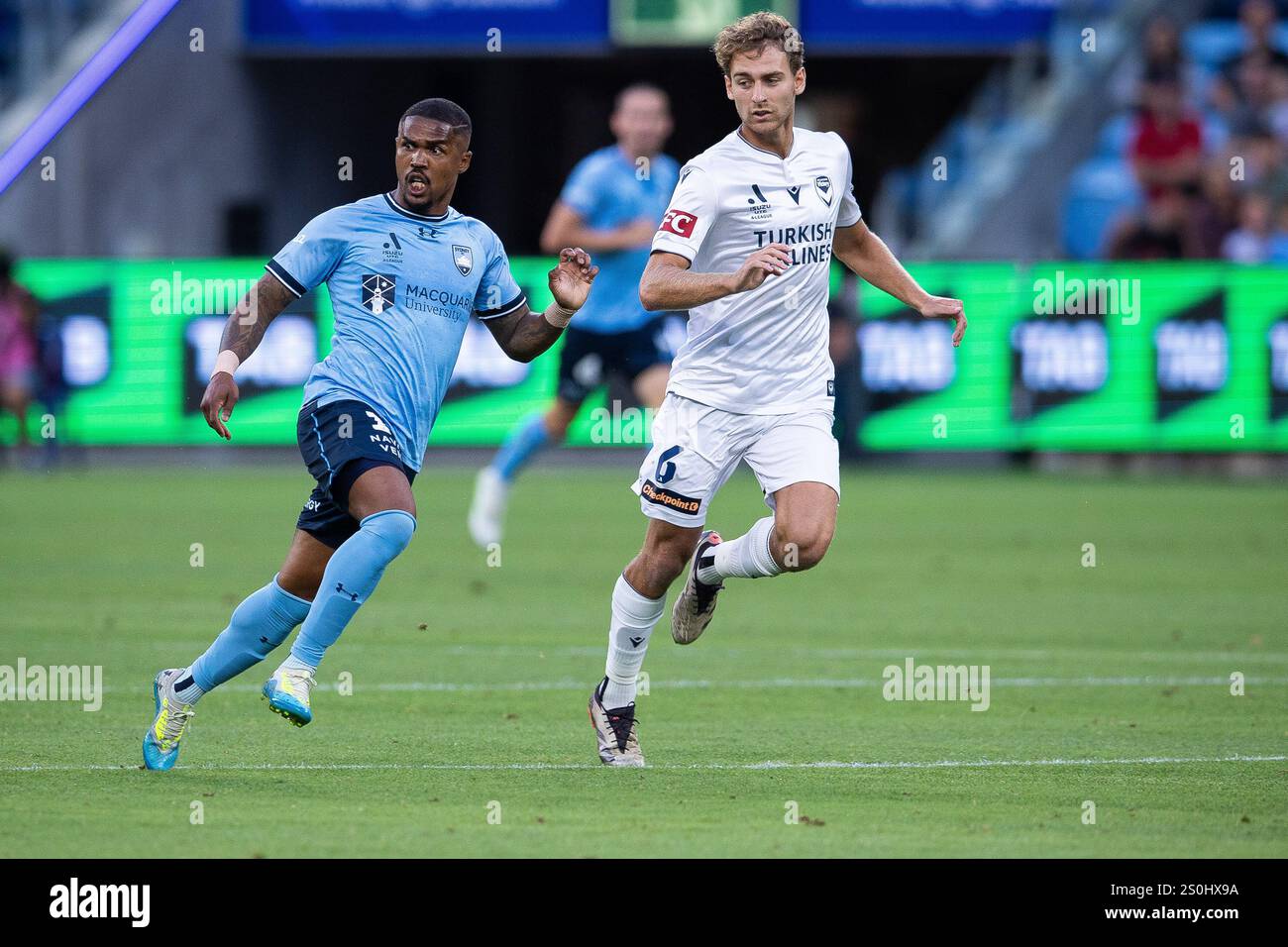 28 dicembre 2024; Allianz Stadium, Sydney, NSW, Australia: A-League Football, Sydney FC contro Melbourne Victory; Douglas Costa di Sydney FC e Ryan Teague di Melbourne Victory inseguono il pallone Foto Stock