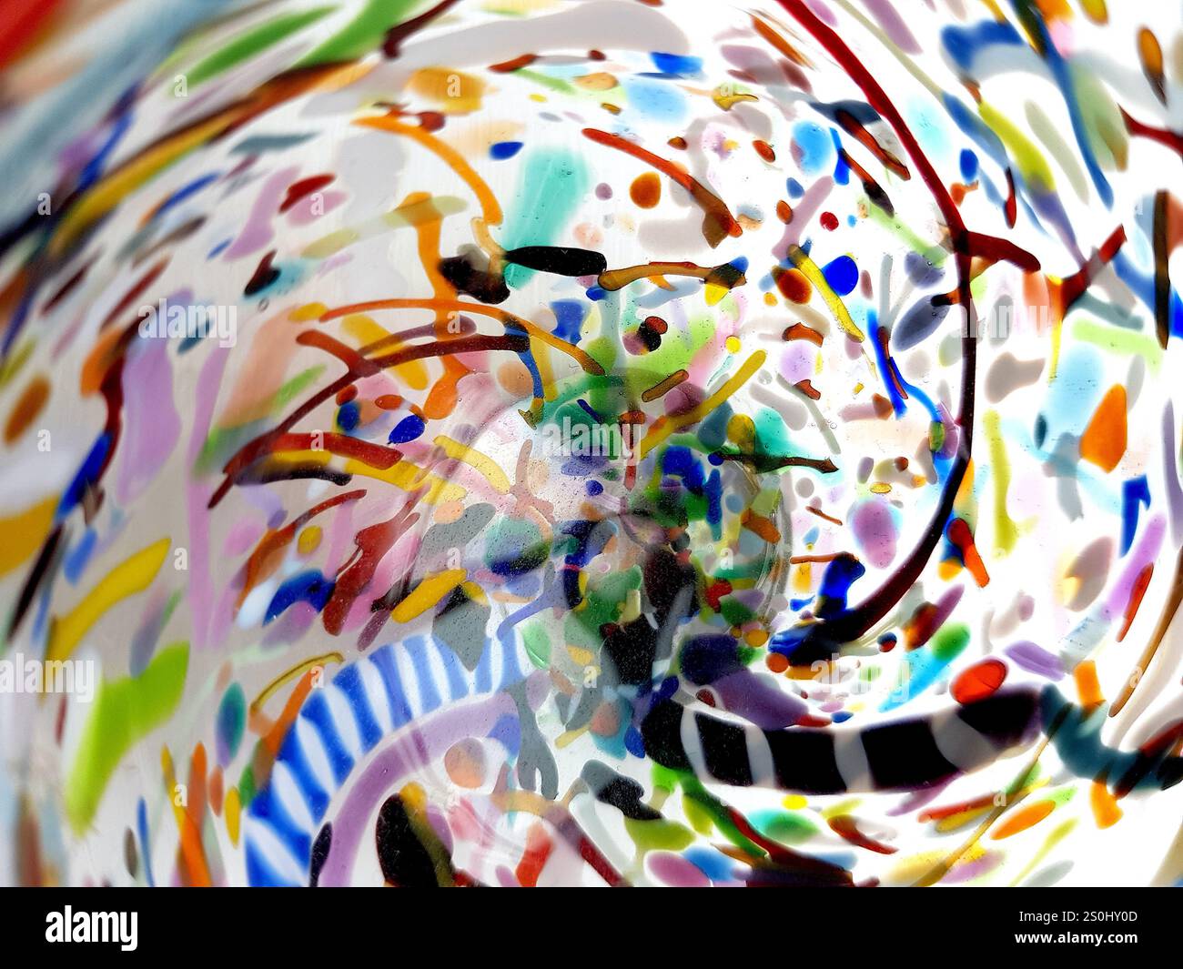 Un primo piano di vetro decorativo che crea uno sfondo astratto a strisce di caramelle. Foto Stock