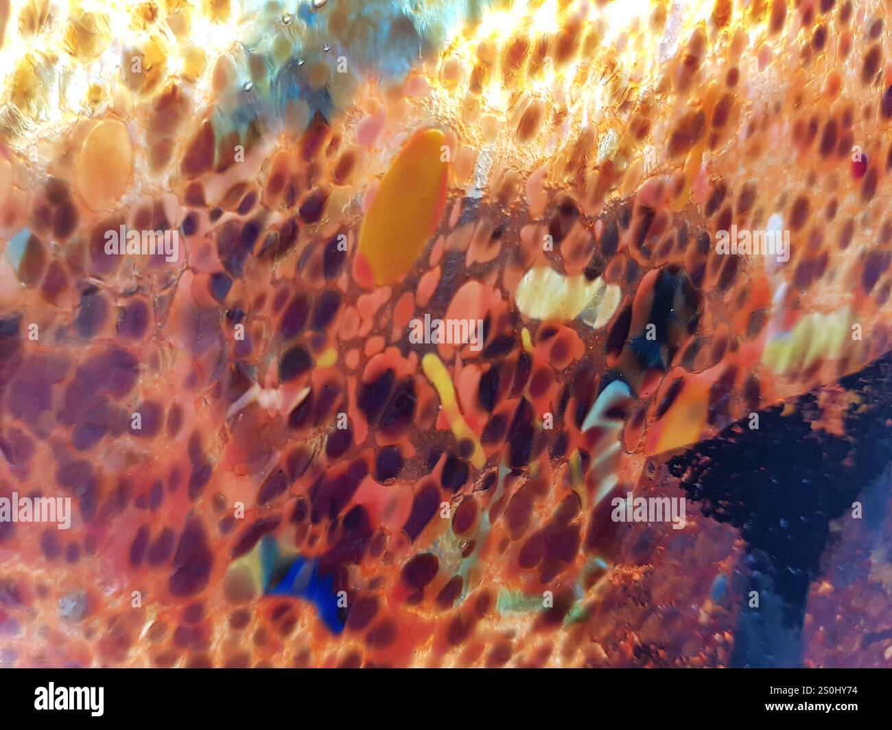 Un primo piano di vetro decorativo che crea uno sfondo vulcanico astratto. Foto Stock