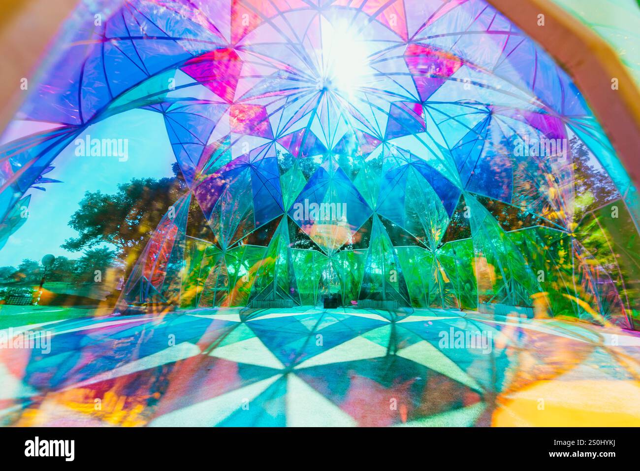 Moderna cupola olografica color pastello. Foto Stock