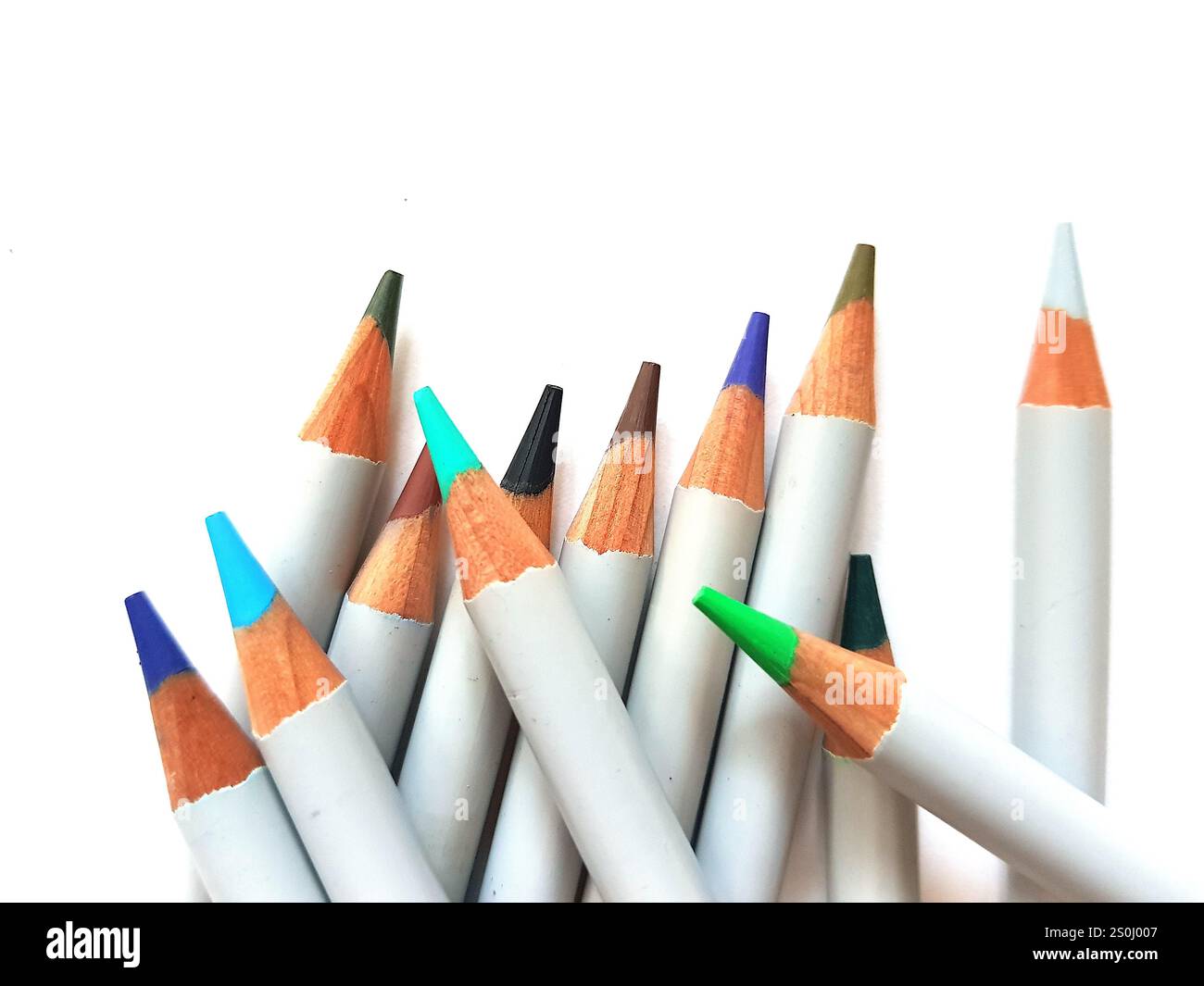 Primo piano di matite colorate su sfondo bianco. Foto Stock