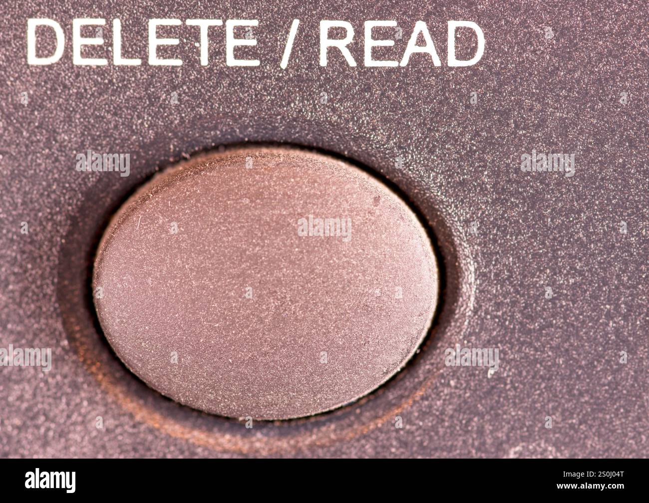 Primo piano del pulsante su un dispositivo elettronico con l'etichetta Elimina e leggi Foto Stock