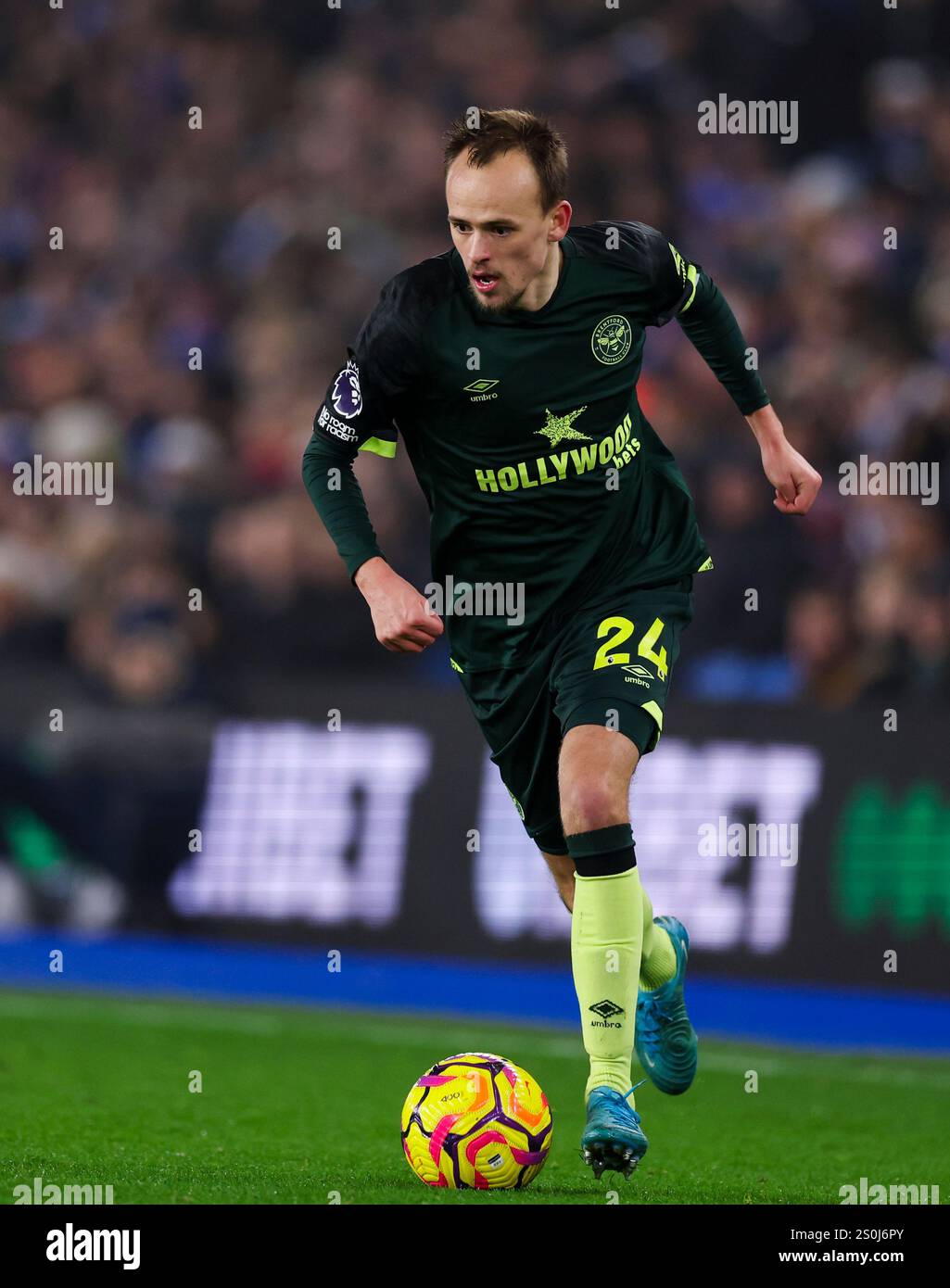 Mikkel Damsgaard di Brentford in azione durante la partita di Premier League all'Amex Stadium, Brighton e Hove. Data foto: Venerdì 27 dicembre 2024. Foto Stock