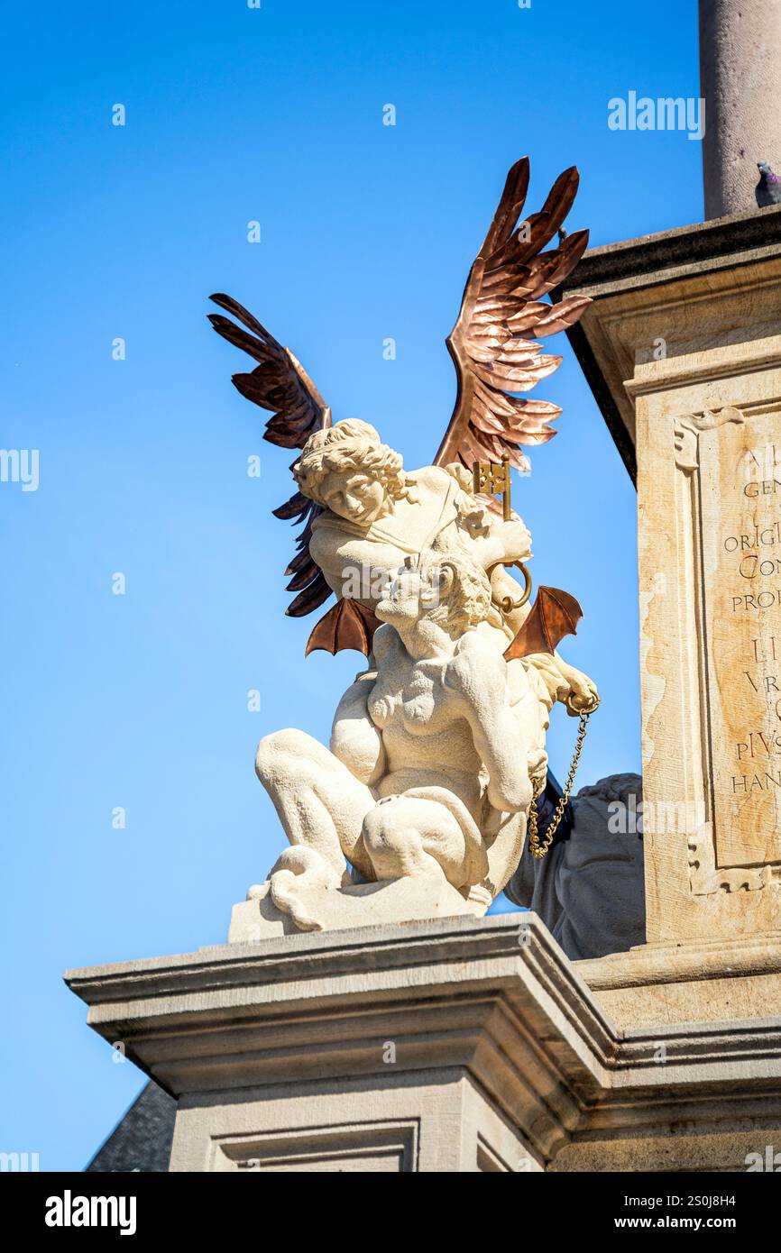 Angelo che rappresenta la saggezza in fondo alla colonna mariana ricostruita sulla Piazza della città Vecchia, stare Mesto (città Vecchia), Praga, Cechia Foto Stock