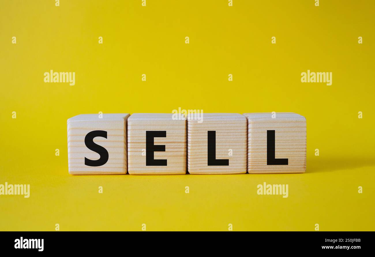 Simbolo di vendita. Concept Word sell su cubi di legno. Bellissimo sfondo giallo. Concetto di business e vendita. Copia spazio. Foto Stock