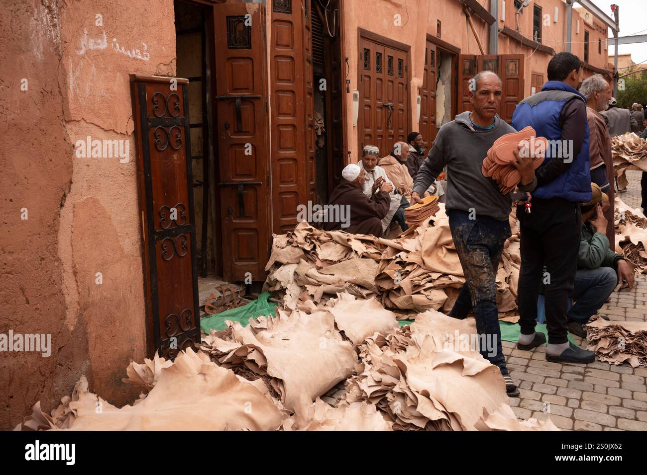 Vita quotidiana nelle strade secondarie di Marrakech, Marocco, Nord Africa Foto Stock