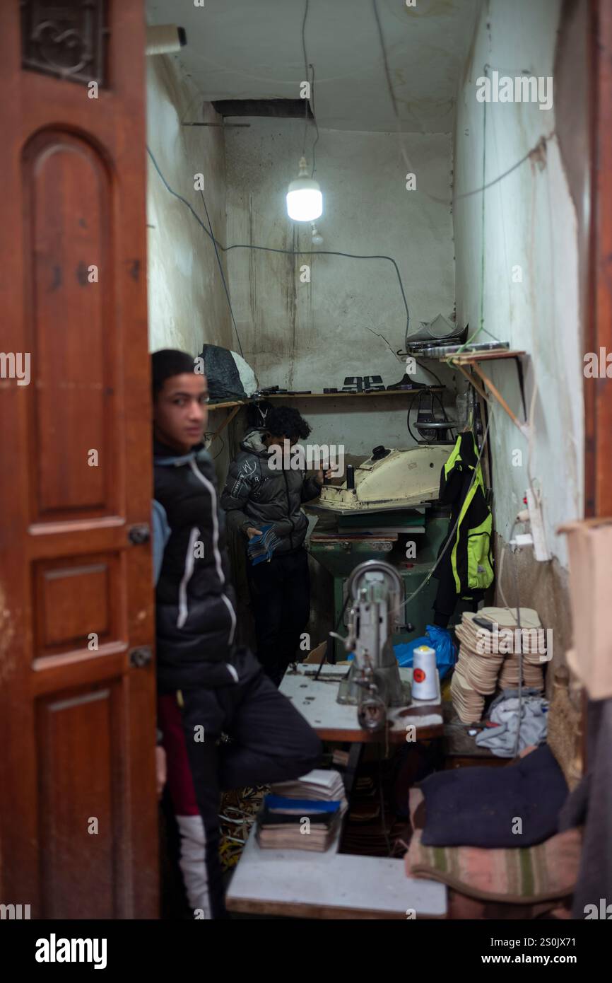 Vita quotidiana nelle strade secondarie di Marrakech, Marocco, Nord Africa Foto Stock