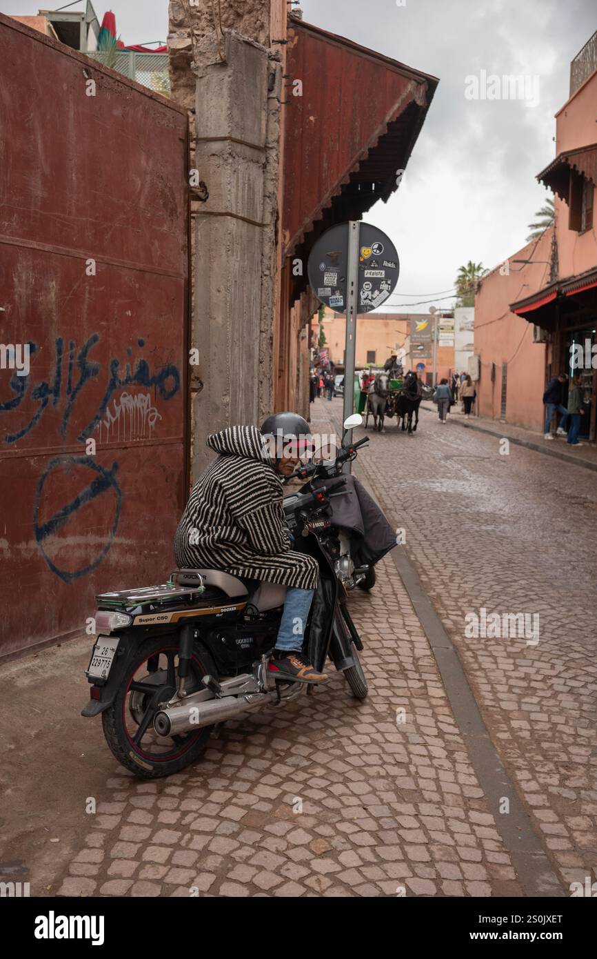 Vita quotidiana nelle strade secondarie di Marrakech, Marocco, Nord Africa Foto Stock