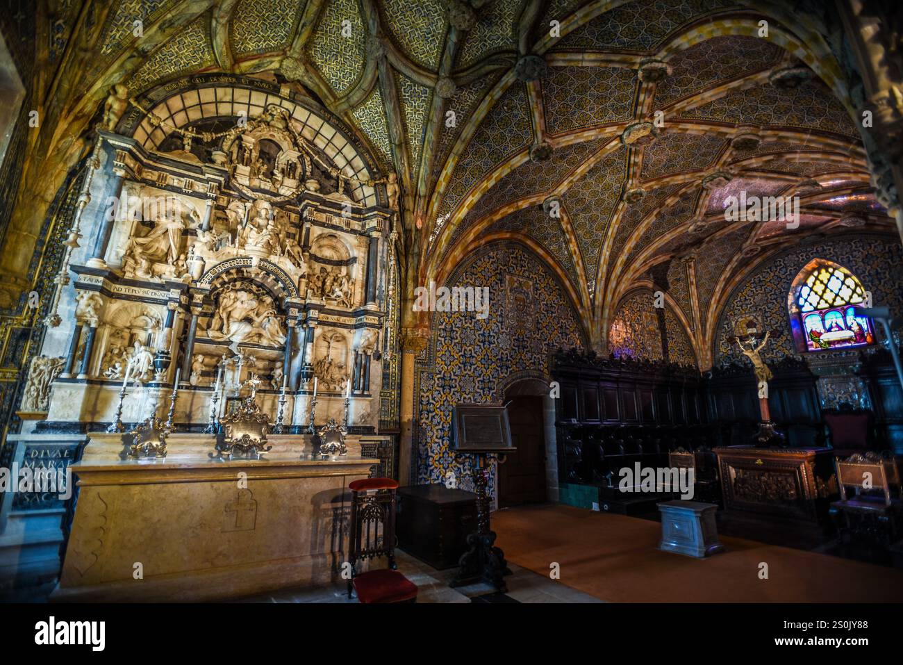 Pala d'altare in marmo e piastrelle ornate presso la Cappella del Palazzo da pena di Sintra, Portogallo Foto Stock