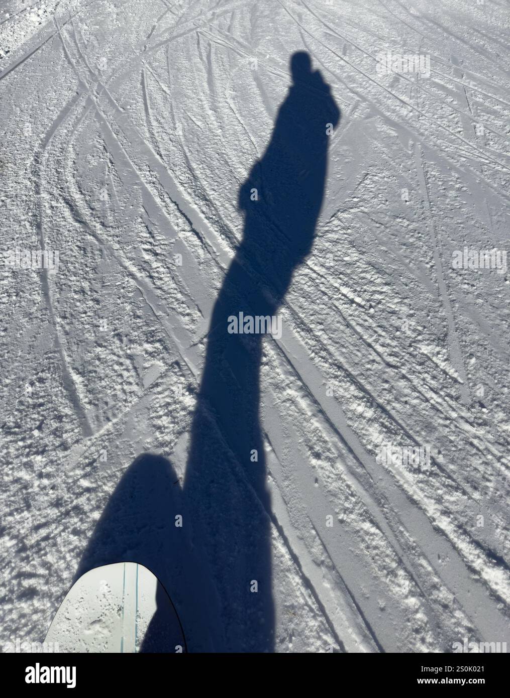 Snowboard Shadow su una pista soleggiata Snowy Slope Foto Stock